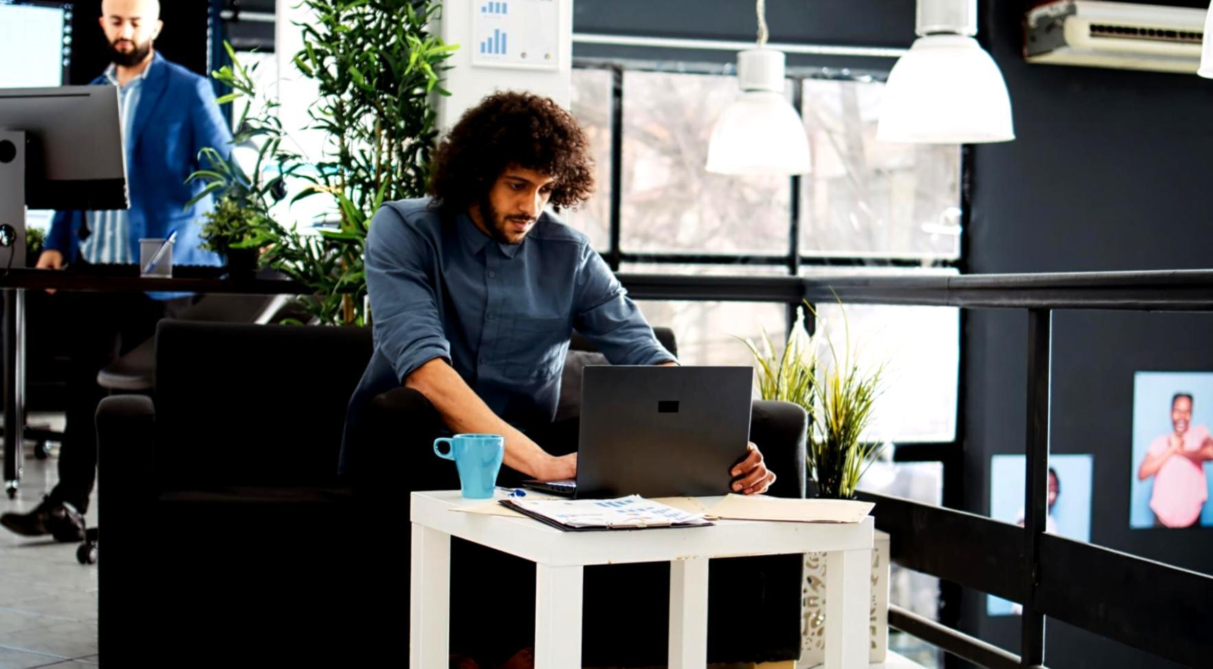 Moderne Fintech-Arbeitsumgebung mit verschiedenen digitalen Tools und Analysedashboards